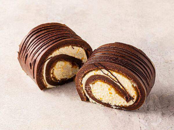 Кафе Королевский пекарь - Рулет шоколадный со сливочным кремом и абрикосовым джемом