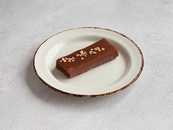 Корж - Батончик Сникерс в темном шоколаде