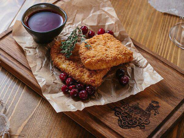 Дикая утка - Сулугуни жареный с клюквенным соусом