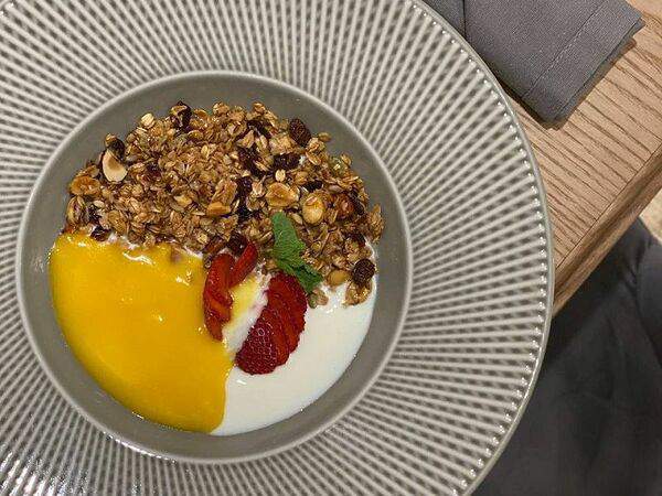 Mandarinka Restaurant & Bar - Гранола с йогуртом и соусом манго