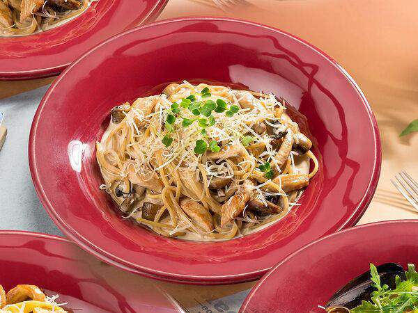 Уютное кафе Бенджамин - Спагетти с курицей и грибами