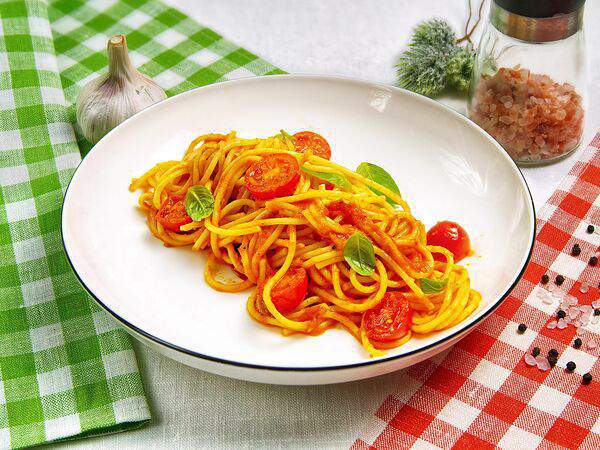 Burrata - Паста с помидорами черри и базиликом