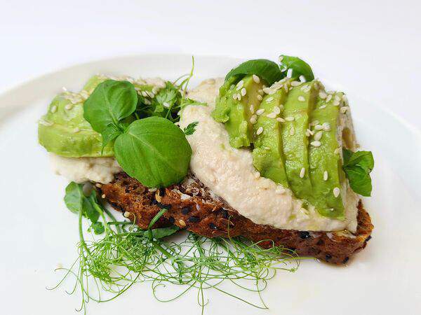 Organic Origin - Тост с кешью-соусом и авокадо