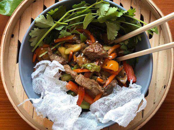 Bruce & Lee - Говядина Stir-fry, обжаренная в устричном соусе с овощами