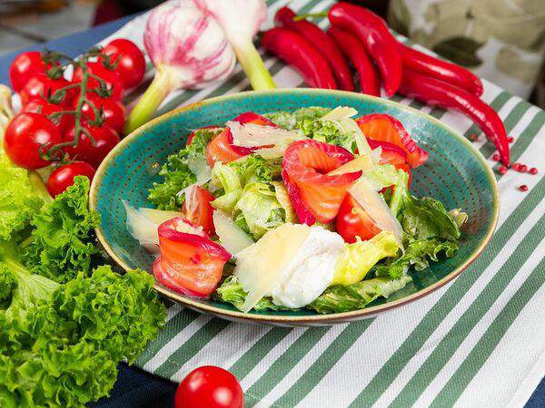 Hot Holland - Рыбный салат с гравлаксом и соусом из копченой скумбрии