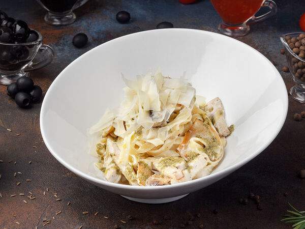 Blackwood - Феттуччине с курицей, грибами, сливками и соусом песто