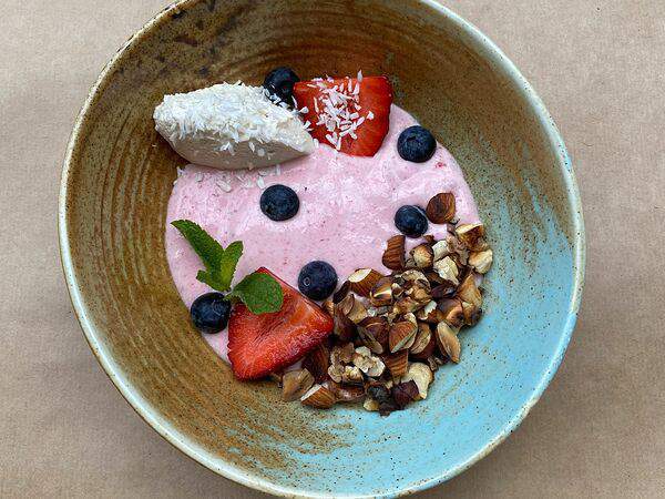 Bodhiartcafe - Смузи боул с жареной гранолой с орешками, тофу, свежими ягодами и кокосовой стружкой
