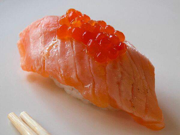 Море в коробке - Суши с опалённым лососем и красной икрой