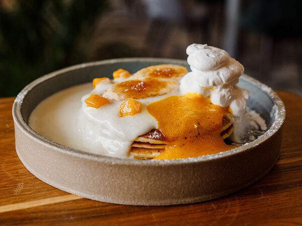 Sunny - Панкейки с тропическим муссом и спелым манго