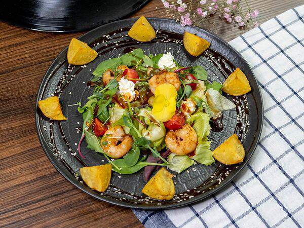 Дело не в вине - Теплый салат с креветками и картофелем