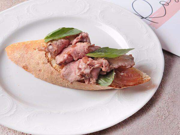 Rose Cafe - Брускетта с ростбифом