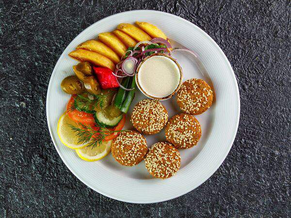 Околица - Фалафель на тарелке