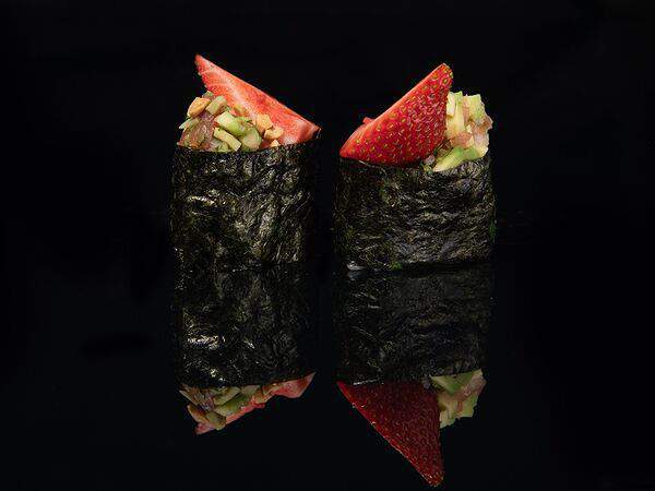 Pizza Shop - Гуакамоле гункан с клубникой