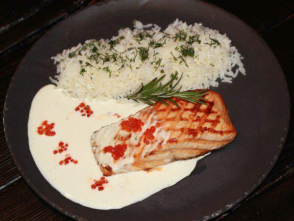 Забой - Стейк из семги с рисом и сливочно-икорным соусом