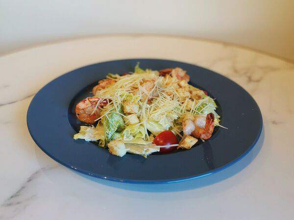 Кафе-пекарня Susser - Салат Цезарь с тигровой креветкой