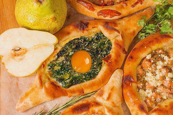 Мушмула - Хачапури со шпинатом и яйцом