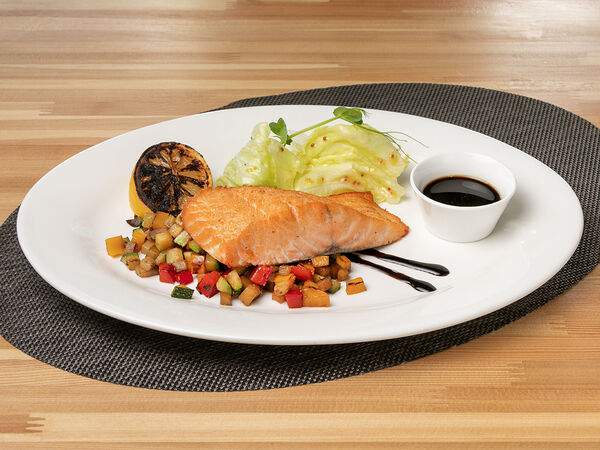 Lafa - Стейк из семги с рататуем из овощей