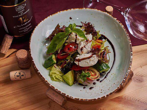 Винный бар Виновен! - Салат с овощами, зеленью и сливочным сыром
