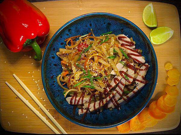 Мураками - Вок с курицей в соусе барбекю