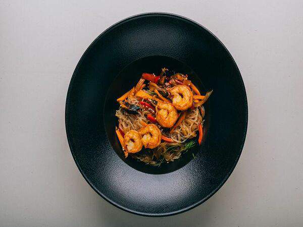 Wooden - Вок с креветками и рисовой лапшой