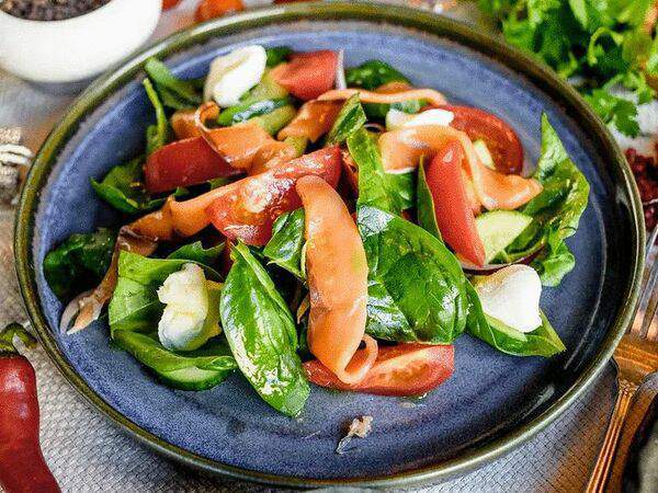 Чучвара, мангал и печи - Салат с лососем и мягким сыром