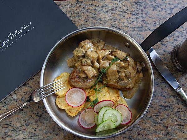 Чайковский - Медальоны из свинины с картофелем и грибным соусом