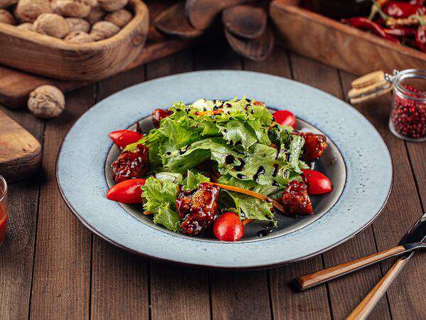 Ларисс Иванну Хачу! - Салат с хрустящей уткой под пекинским соусом