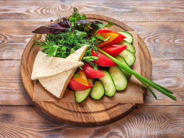 КинZa-Dза - Ассорти из свежих овощей и зелени с домашним сыром