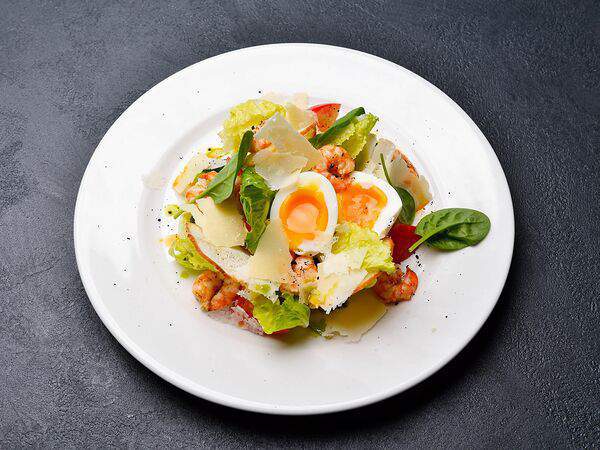 Британника - Салат Паб с креветками гриль, яйцом всмятку и соусом Рукола