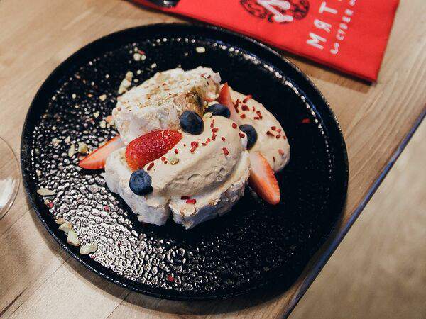 Мята Cyber Lounge Bar - Меренговый рулет с фисташками