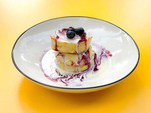 Четыре сына - Оладьи с черничным соусом и карамелью