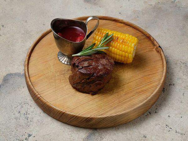 Кафе 38 - Филе Миньон с кукурузой и клюквенным соусом