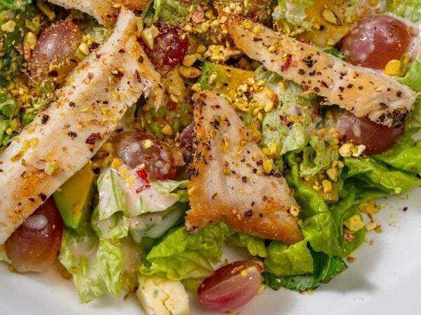 Сельпо - Салат с куриным филе, сыром с голубой плесенью, винoградом и фисташками