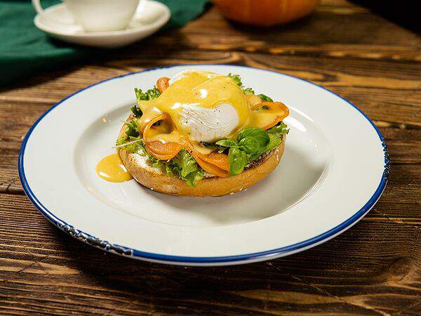 Gastro Pub Hooligans - Яйцо Бенедикт с лососем