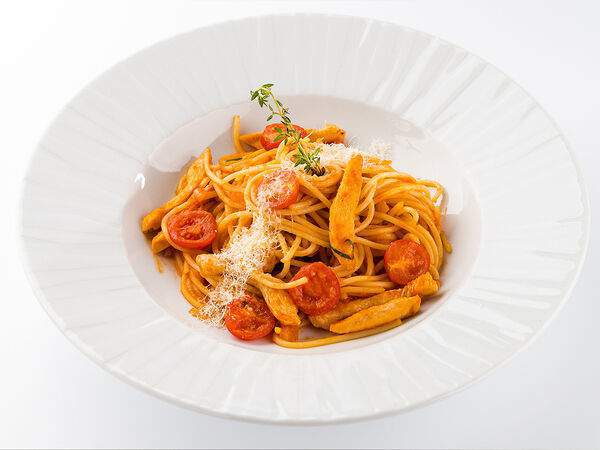 Udcкафе Upside Down Cake - Спагетти в томатном соусе с курицей