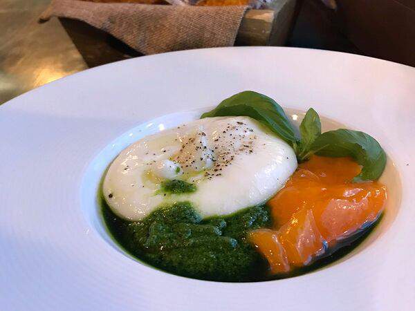 Friends Gastrobar - Буратта с хурмой и Песто