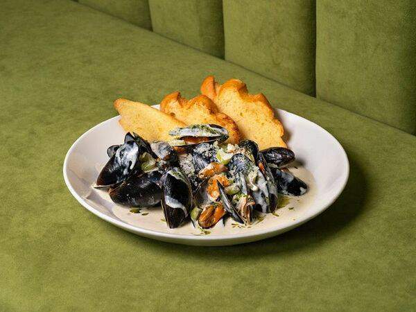 Roots - Мидии в соусе дорблю