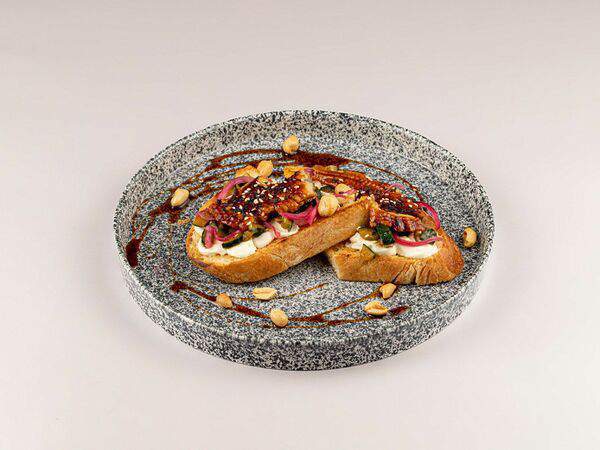 Miska bowls & folks - Тост с угрем, битым огурцом и крем чизом