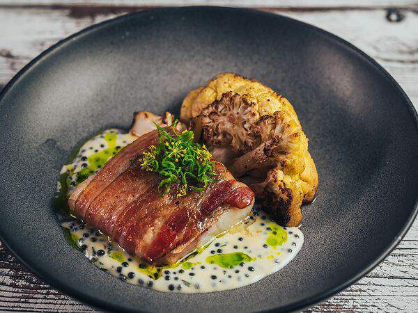 Novo. Ресторан современной русской кухни - Стейк из судака в беконе с цветной капустой