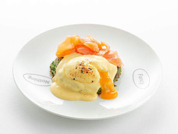 Nothing Fancy - Бенедикт на зеленых оладьях с лососем