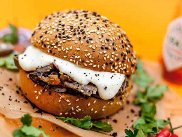 Saint Burger & Pizza - Бургер со взорванной говядиной и сулугуни