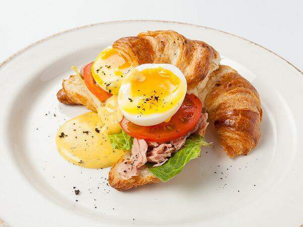 Инжир - Круассан с тунцом