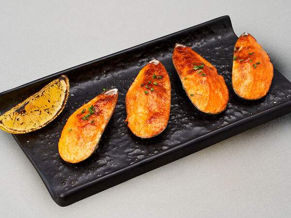 Mojo - Запеченные мидии в соусе с икрой летучей рыбы