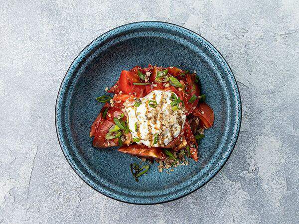 Булочки на улочке - Салат с томатами и сырным кремом