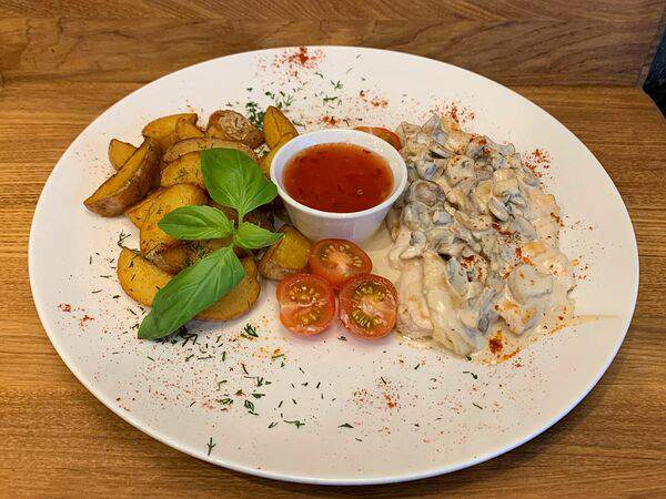 Gagarin Pub - Куриная грудка под грибным соусом с картофелем