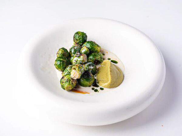 Red wall - Брюссельская капуста с соусом из кокосового молока и пюре из брокколи