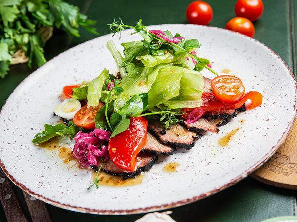 Раковский бровар - Салат с пастрами и печеным перцем