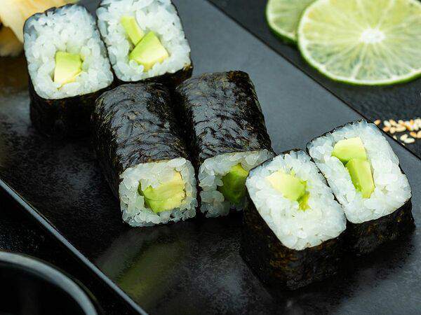 Рыбная мануфактура №1 - Фирменный ролл с авокадо