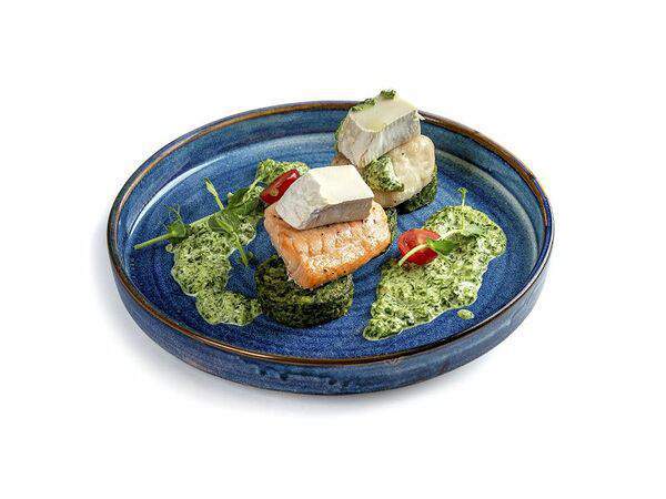 Веранда - Филе судака и семги на овощных оладьях под соусом из шпината и сливок