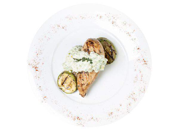 Family Club - Стейк из курицы с соусом из брокколи